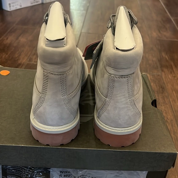 These are a size 6 youth Timberland brand new - Picture 4 of 5